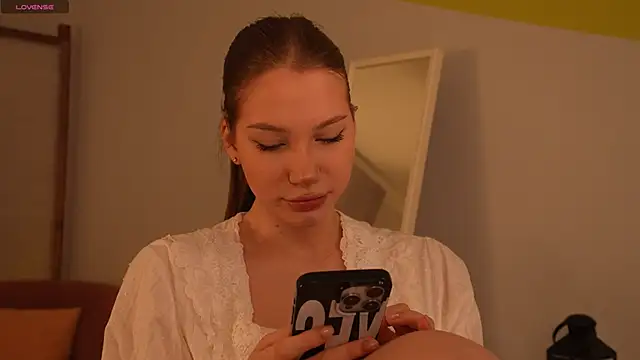 Snapshot of glowwww_ chatting on 17, 10, 2025 glowwww online show from 17, 10, 2025