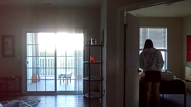 Snapshot of AllesandraLove chatting on 8, 10, 2025 AllesandraLove online show from 8, 10, 2025