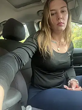 Snapshot of AllesandraLove chatting on 31, 10, 2025 AllesandraLove online show from 31, 10, 2025