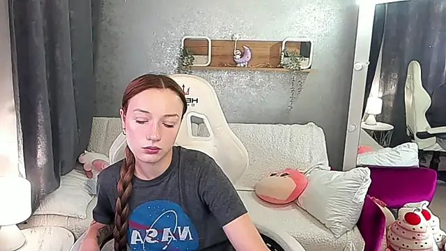 Snapshot of FoxyMayy chatting on 28, 10, 2025 FoxyMayy online show from 28, 10, 2025