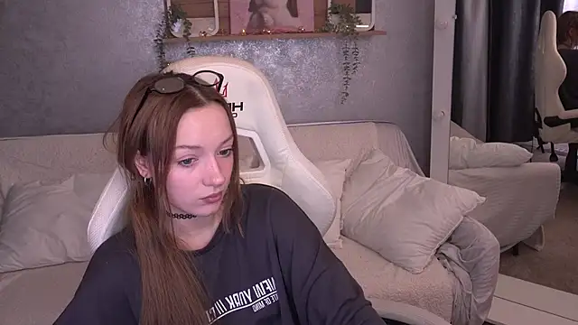 Snapshot of FoxyMayy chatting on 2, 12, 2025 FoxyMayy online show from 2, 12, 2025