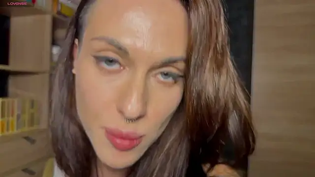 Snapshot of AzureEyes chatting on 23, 11, 2025 AzureEyes online show from 23, 11, 2025