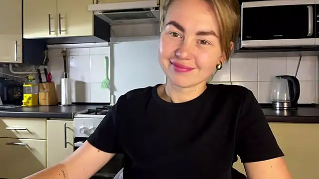 Snapshot of MartaLuna_ chatting on 9, 7, 2026 MartaLuna online show from 9, 7, 2026