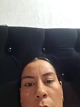 Snapshot of Chloe_y_Dante chatting on 20, 10, 2025 Chloe y Dante online show from 20, 10, 2025
