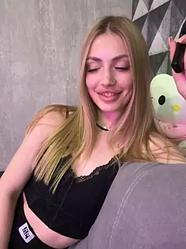 Snapshot of Elizabeth_Tay chatting on 25, 5, 2026 Elizabeth Tay online show from 25, 5, 2026