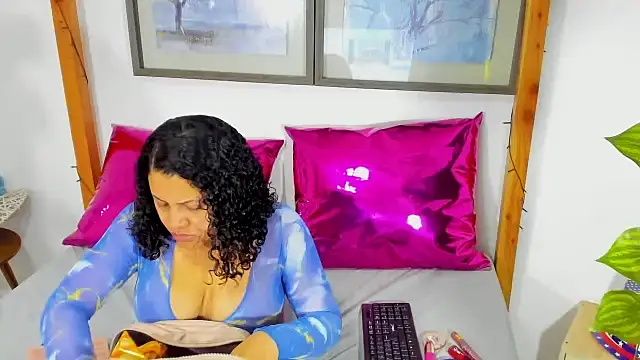 Snapshot of ElianaCollins chatting on 16, 11, 2025 ElianaCollins online show from 16, 11, 2025