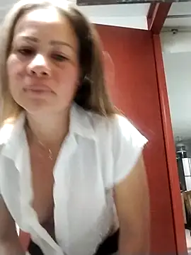 LaraCaliente online show from 23, 9, 2025