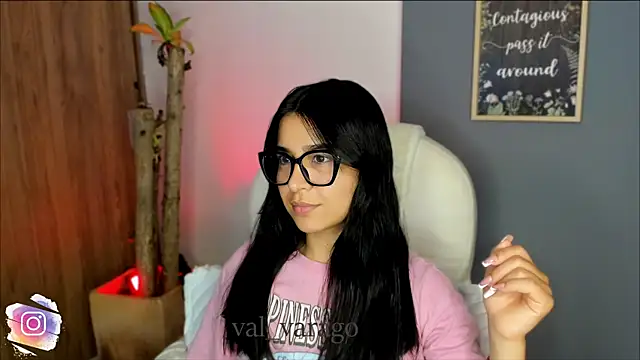 Snapshot of val_varago chatting on 3, 11, 2025 val varago online show from 3, 11, 2025