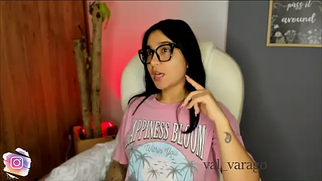 Snapshot of val_varago chatting on 14, 12, 2025 val varago online show from 14, 12, 2025