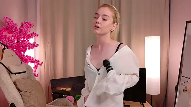 Snapshot of Flirty_lee chatting on 27, 10, 2025 Flirty lee online show from 27, 10, 2025