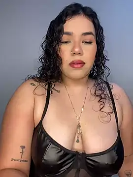 Snapshot of krisstenSantos chatting on 5, 11, 2025 krisstenSantos online show from 5, 11, 2025