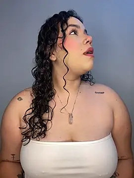 Snapshot of krisstenSantos chatting on 11, 11, 2025 krisstenSantos online show from 11, 11, 2025