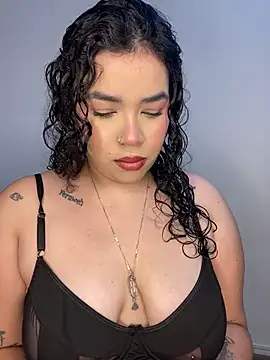 Snapshot of krisstenSantos chatting on 13, 11, 2025 krisstenSantos online show from 13, 11, 2025