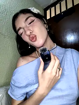 Snapshot of Emily-hottson chatting on 17, 10, 2025 Emily-hottson online show from 17, 10, 2025