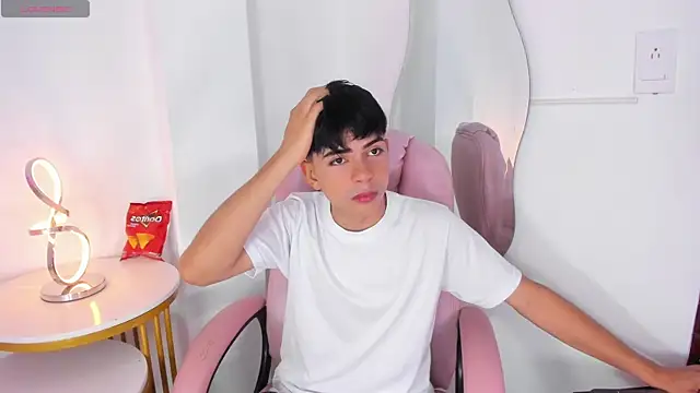 Snapshot of Peter_chase chatting on 1, 10, 2025 Peter chase online show from 1, 10, 2025