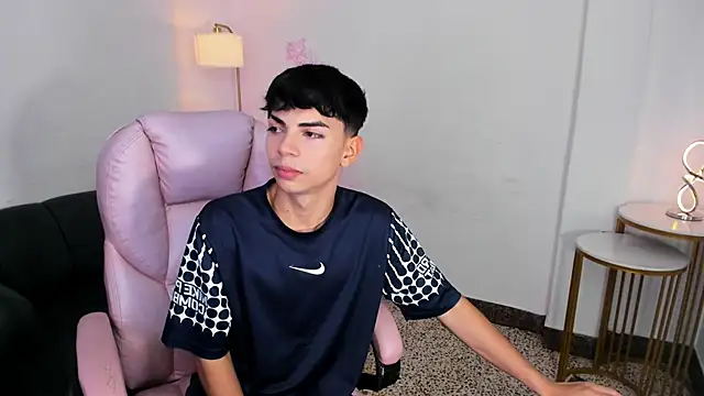 Snapshot of Peter_chase chatting on 21, 12, 2025 Peter chase online show from 21, 12, 2025