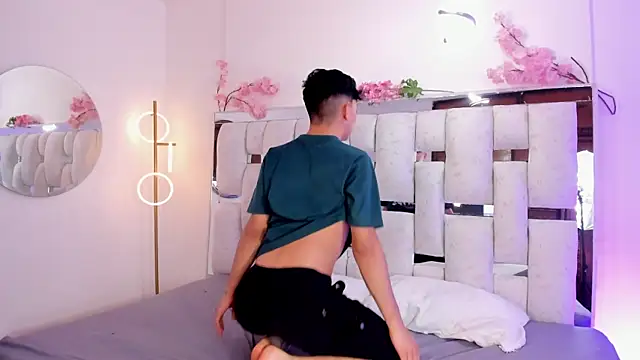 Snapshot of Peter_chase chatting on 13, 4, 2026 Peter chase online show from 13, 4, 2026