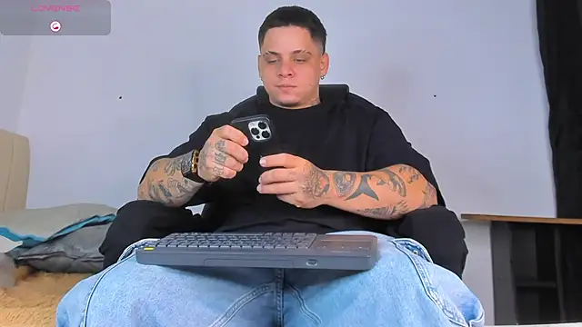 Snapshot of denis_munera chatting on 8, 10, 2025 denis munera online show from 8, 10, 2025