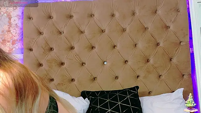 Snapshot of CoraVex chatting on 18, 12, 2025 CoraVex online show from 18, 12, 2025