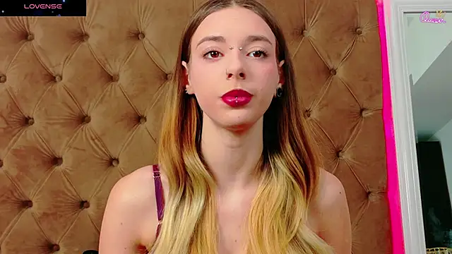 Snapshot of CoraVex chatting on 6, 1, 2026 CoraVex online show from 6, 1, 2026