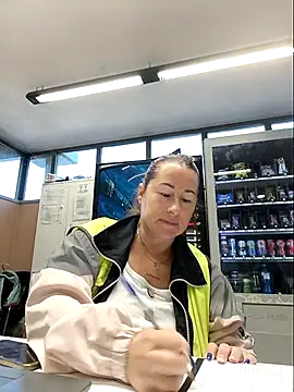 Snapshot of bichota85 chatting on 7, 10, 2025 bichota85 online show from 7, 10, 2025