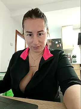 Snapshot of bichota85 chatting on 28, 11, 2025 bichota85 online show from 28, 11, 2025