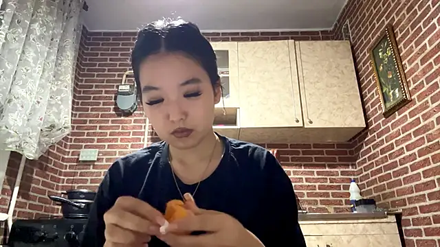 Snapshot of EmmaLeexth chatting on 4, 11, 2025 EmmaLeexth online show from 4, 11, 2025