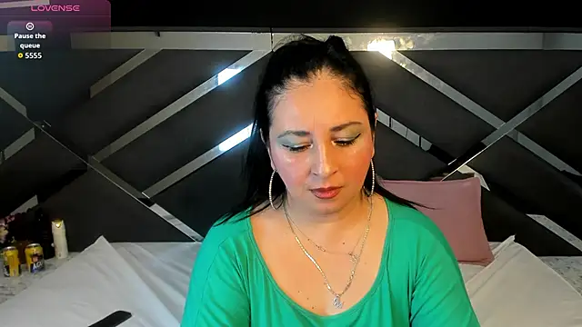 AgataThompson  online show from 2, 12, 2025