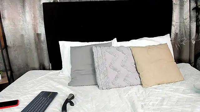 Lenapaul  online show from 11, 11, 2025