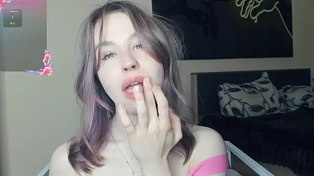 Snapshot of MaliaBourraine chatting on 19, 6, 2026 MaliaBourraine online show from 19, 6, 2026