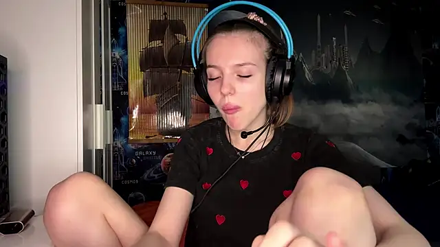 Snapshot of Elira_Breeze chatting on 4, 11, 2025 Elira Breeze online show from 4, 11, 2025