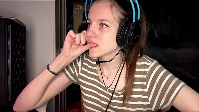 Snapshot of Elira_Breeze chatting on 6, 11, 2025 Elira Breeze online show from 6, 11, 2025