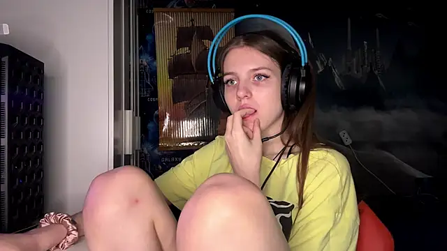 Snapshot of Elira_Breeze chatting on 9, 11, 2025 Elira Breeze online show from 9, 11, 2025