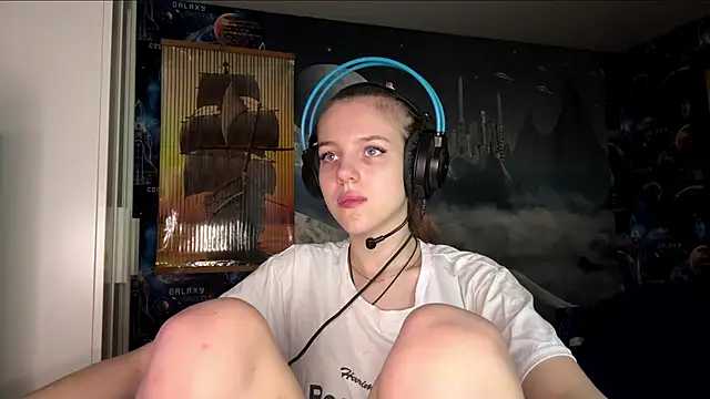 Snapshot of Elira_Breeze chatting on 12, 11, 2025 Elira Breeze online show from 12, 11, 2025