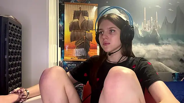 Snapshot of Elira_Breeze chatting on 21, 11, 2025 Elira Breeze online show from 21, 11, 2025