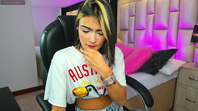 Snapshot of LuisaJonnes_ chatting on 6, 11, 2025 LuisaJonnes online show from 6, 11, 2025