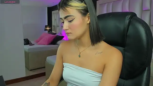 Snapshot of LuisaJonnes_ chatting on 18, 11, 2025 LuisaJonnes online show from 18, 11, 2025