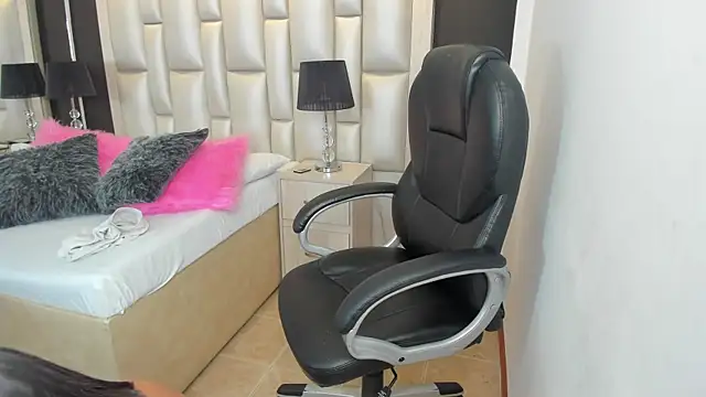 Snapshot of LuisaJonnes_ chatting on 29, 11, 2025 LuisaJonnes online show from 29, 11, 2025