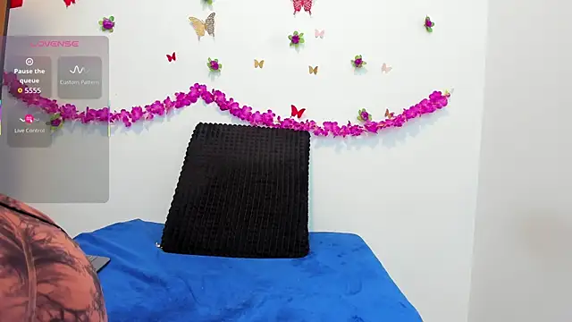 Snapshot of Annniie22 chatting on 17, 12, 2025 Annniie22 online show from 17, 12, 2025