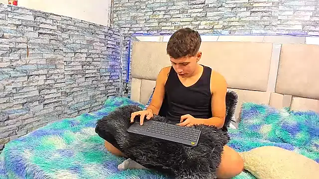 Snapshot of Julian_wolf18 chatting on 2, 10, 2025 Julian wolf18 online show from 2, 10, 2025