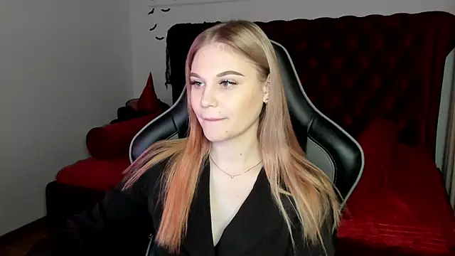 Snapshot of AriaWell chatting on 5, 11, 2025 AriaWell online show from 5, 11, 2025