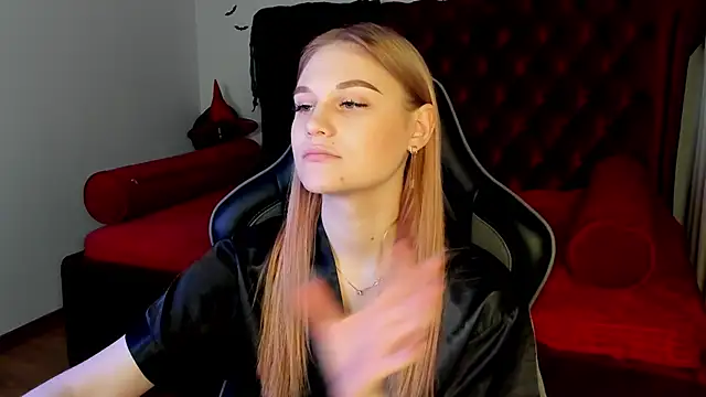 Snapshot of AriaWell chatting on 10, 11, 2025 AriaWell online show from 10, 11, 2025