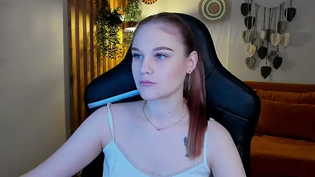 Snapshot of AriaWell chatting on 23, 11, 2025 AriaWell online show from 23, 11, 2025