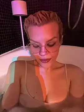 Snapshot of tacodeluxxxe chatting on 5, 11, 2025 tacodeluxxxe online show from 5, 11, 2025