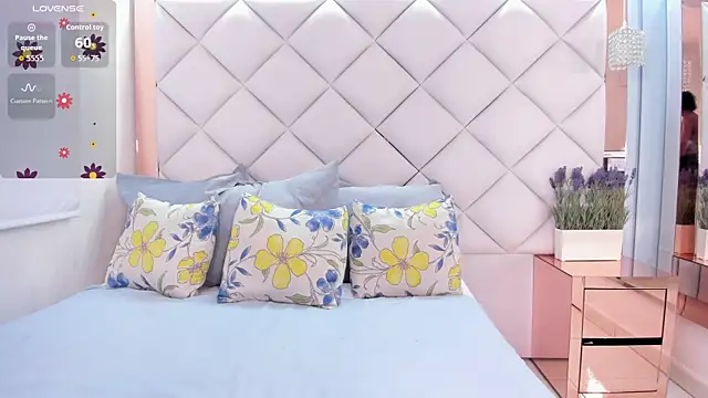 Snapshot of carlafontaine chatting on 22, 10, 2025 carlafontaine online show from 22, 10, 2025