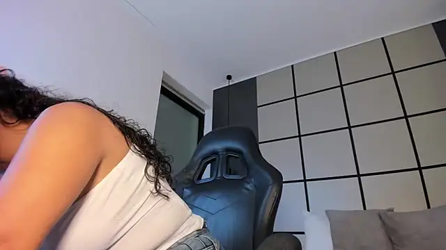 Snapshot of zoee_zi chatting on 9, 6, 2026 zoee zi online show from 9, 6, 2026