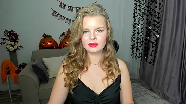 Snapshot of WildeDesiree chatting on 20, 10, 2025 WildeDesiree online show from 20, 10, 2025