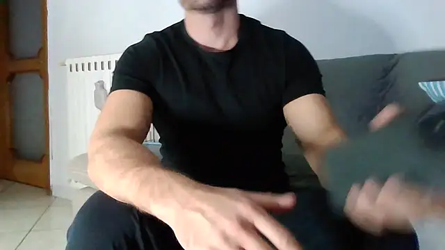 Snapshot of giovan2020 chatting on 8, 11, 2025 giovan2020 online show from 8, 11, 2025