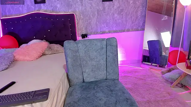 Lauren smiles online show from 16, 4, 2026