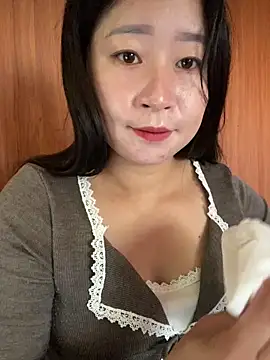 Snapshot of violet-00 chatting on 18, 10, 2025 violet-00 online show from 18, 10, 2025